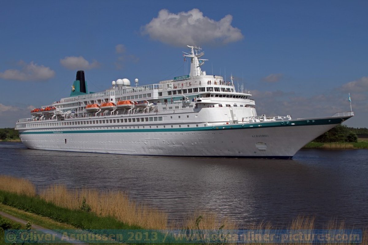 MS Albatros von Phoenix Reisen im Nord-Ostsee-Kanal, Stoff für interessante Gespräche