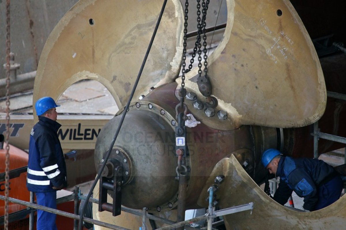 MS Artania: Einbau der neuen Wartsila 12V32 Maschinen, Installation der Schiffspropeller und Blick unter das Schiff 