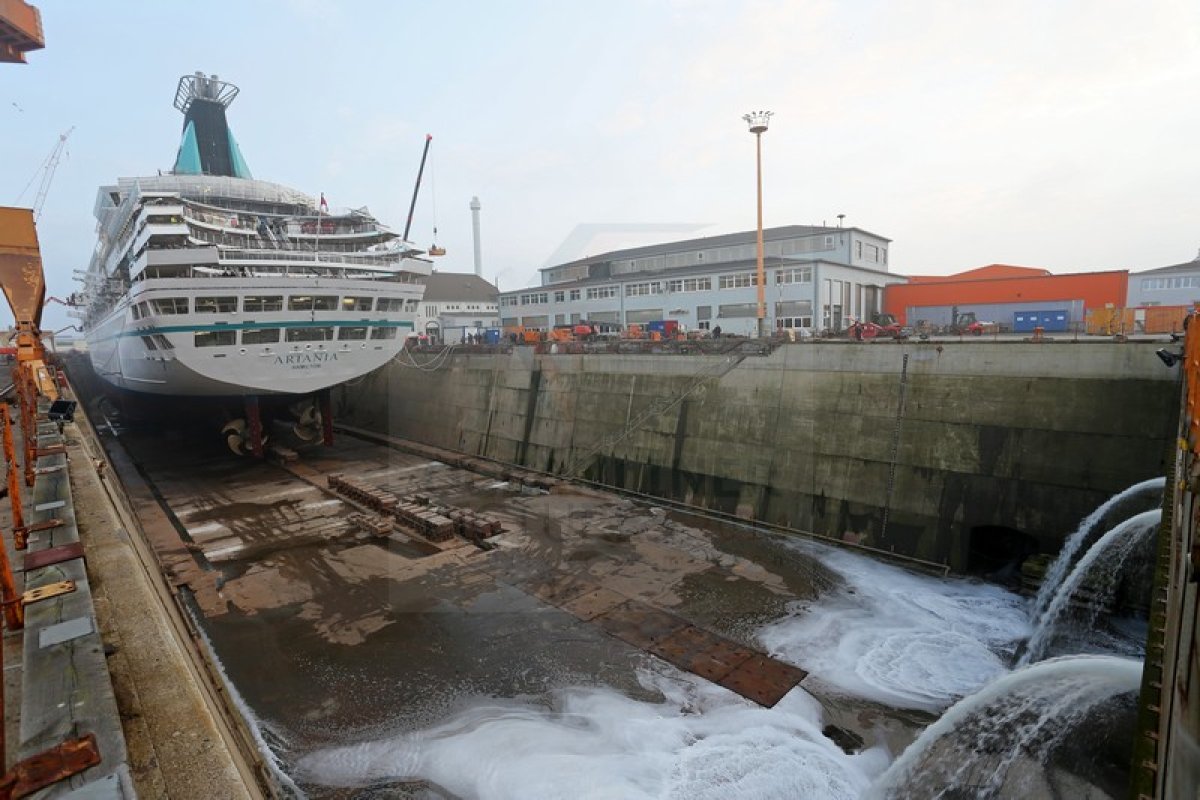 Letzte Renovierungsphase beginnt: Impressionen vom Aufschwimmen der MS Artania im Trockendock der Loyd Werft am 06. November 2014