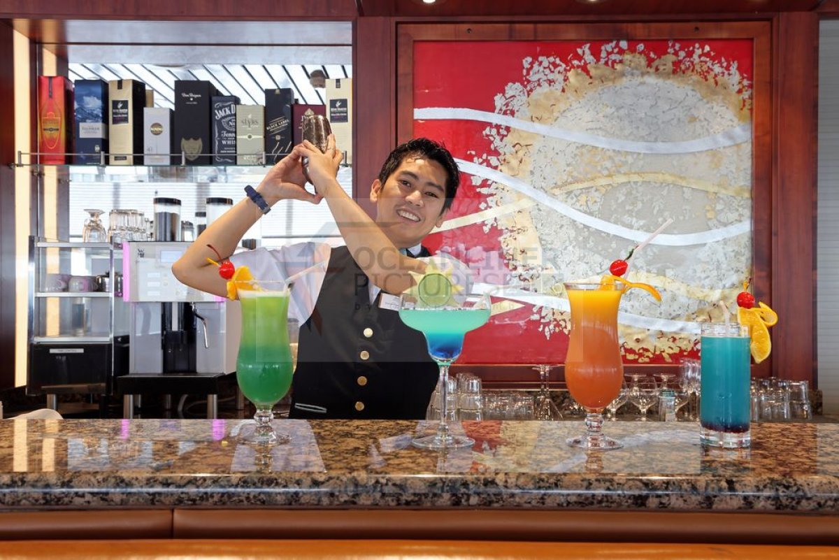 MS Artania: Das elegante Kreuzfahrtschiff von Phoenix Reisen mit königlichen Wurzeln