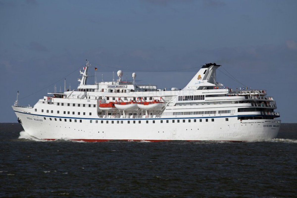 Salman ibn Abd al-Azis, der König von Saudi Arabien chartert MS Ocean Majesty als Hotelschiff