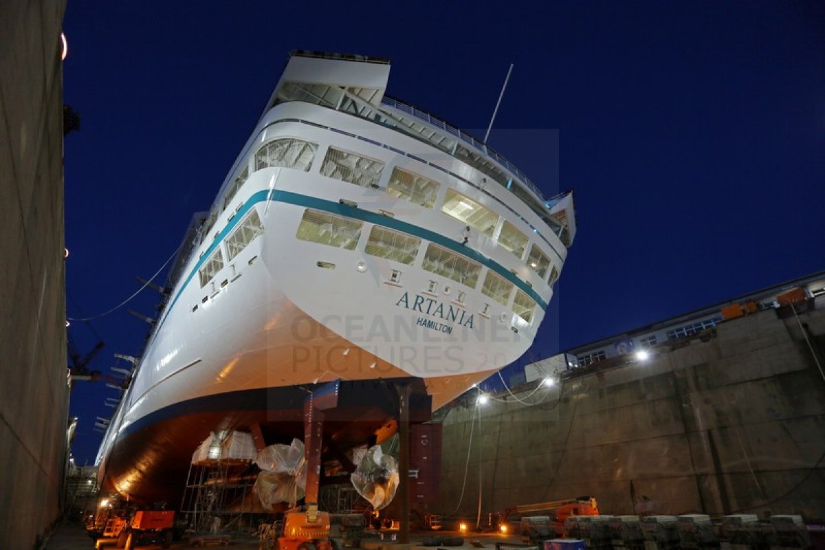 MS Artania: aktueller Stand der Umbau- und Renovierungsarbeiten sowie Blick unter das Schiff in der Abenddämmerung am 02. November 2014