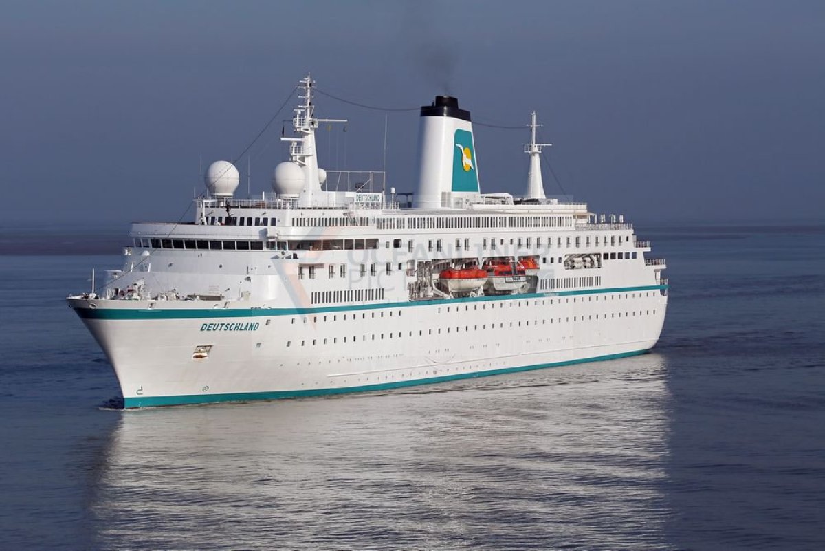 MS Deutschland beendet erste Kreuzfahrt für Phoenix Reisen in Bremerhaven: zufriedene Gäste verlassen das Kreuzfahrtschiff