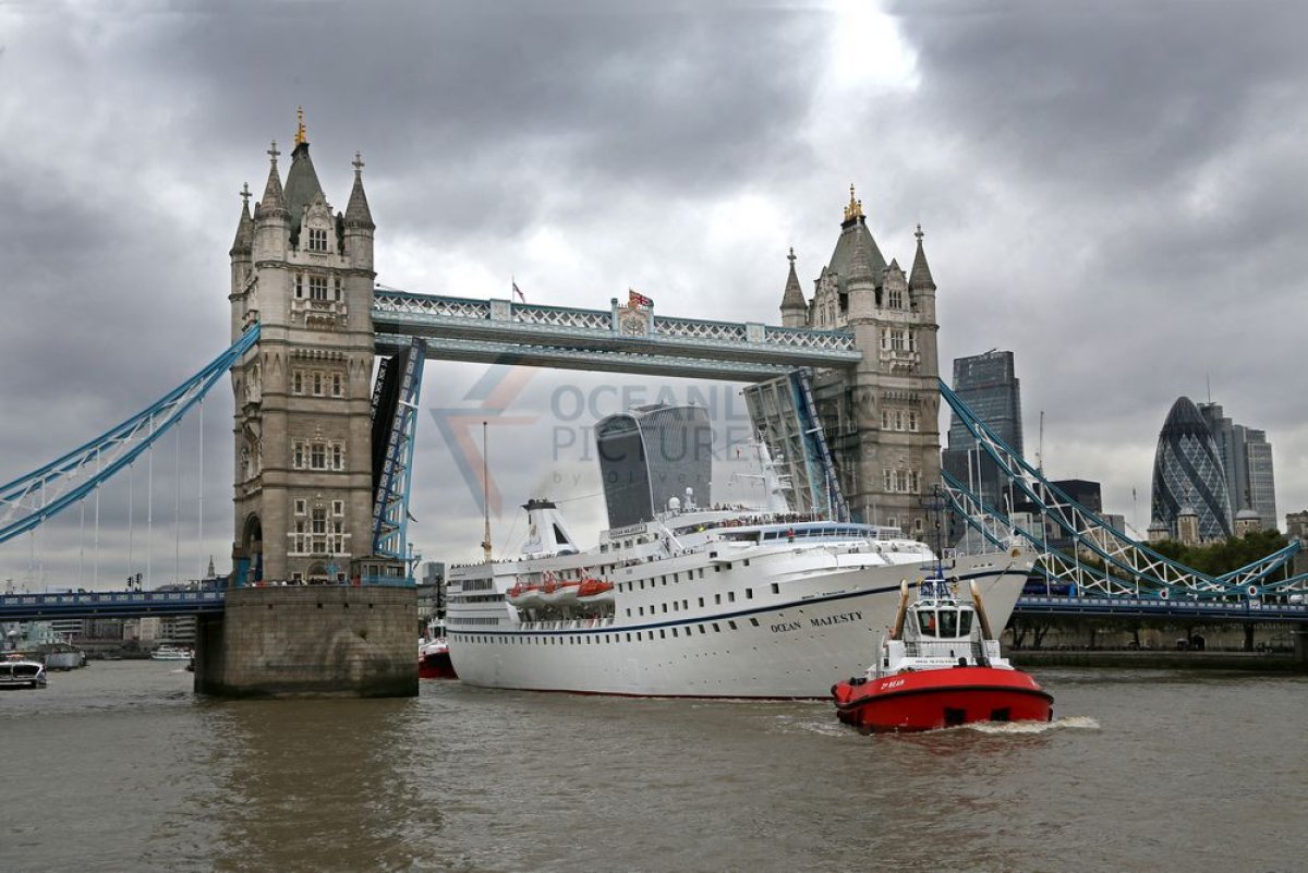 Mit dem Kreuzfahrtschiff Ocean Majesty auf der Themse bis in die City von London