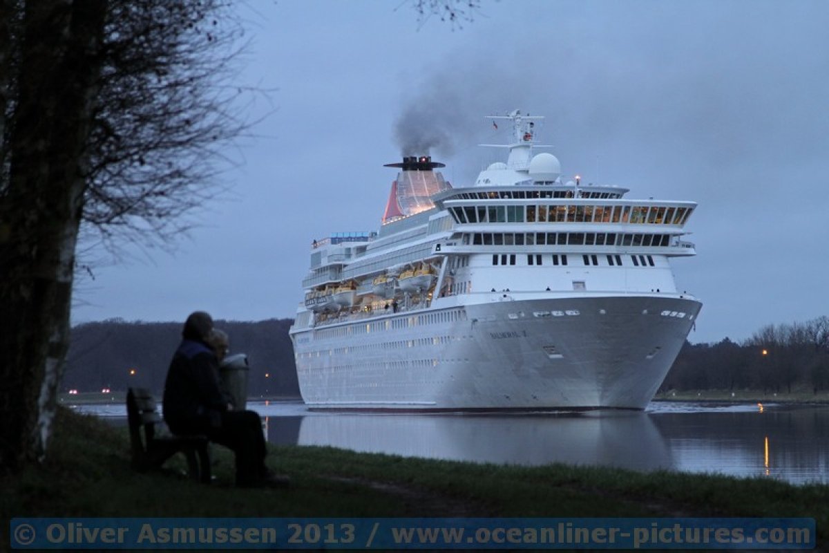 Kreuzfahrtschiffe auf dem Nord-Ostsee-Kanal, im Sommer und im Winter Kreuzfahrtschiffe auf dem Nord-Ostsee-Kanal, im Sommer und im Winter