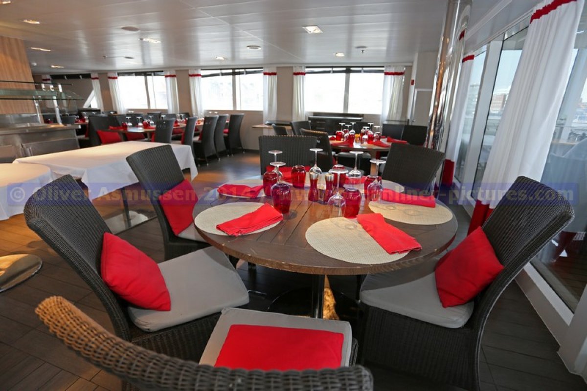 Schiffsportrait von Bord der französischen „Le Boréal“ der Compagnie du Ponant Yacht Kreuzfahrten im Mai 2014 in Hamburg Schiffsportrait von Bord der französischen „Le Boréal“ der Compagnie du Ponant Yacht Kreuzfahrten im Mai 2014 in Hamburg