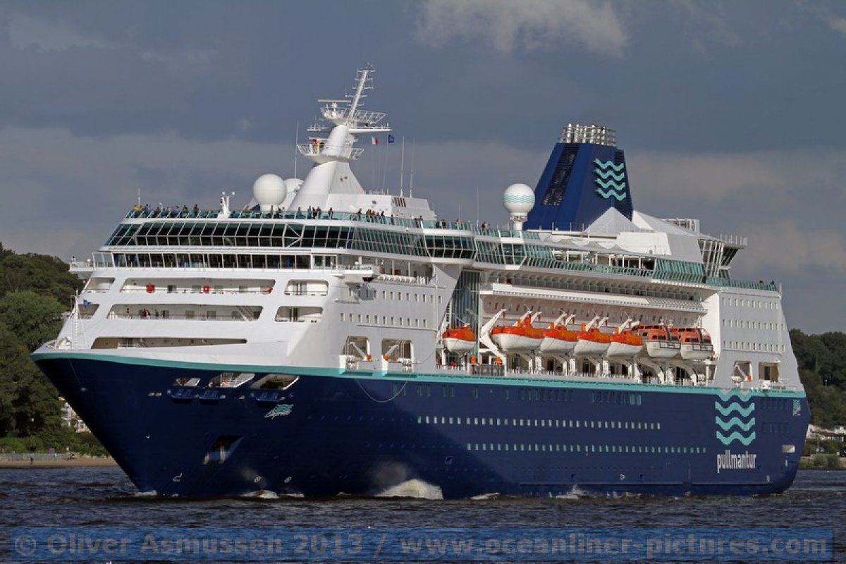 Pullmantur Cruises MS Empress machte am Cruise Terminal Grasbrook im Hamburger Hafen fest Pullmantur Cruises MS Empress machte am Cruise Terminal Grasbrook im Hamburger Hafen fest