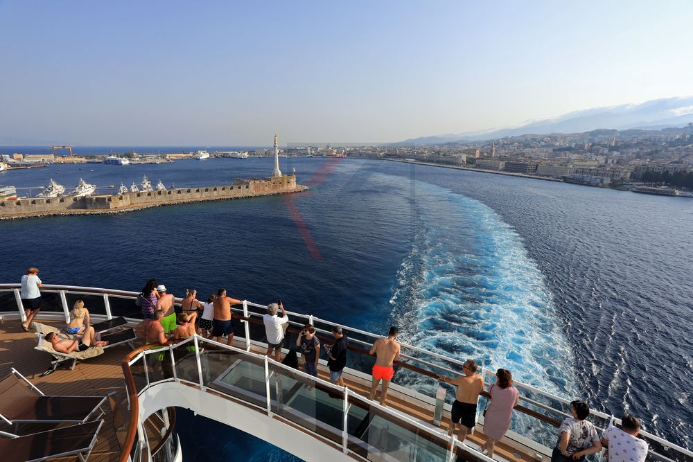 Abfahrt vom Hafen Messina MSC Seaview