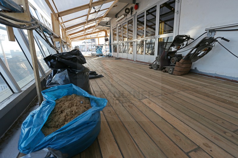 abgeschliffener Teak-Boden auf Sonnendeck MS Artania 02.11.2014 abgeschliffener Teak-Boden auf Sonnendeck MS Artania 02.11.2014