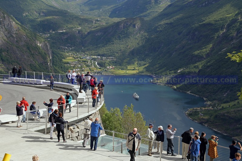 Adlerkurve mit Blick auf den Geirangerfjord und Ocean Majesty
