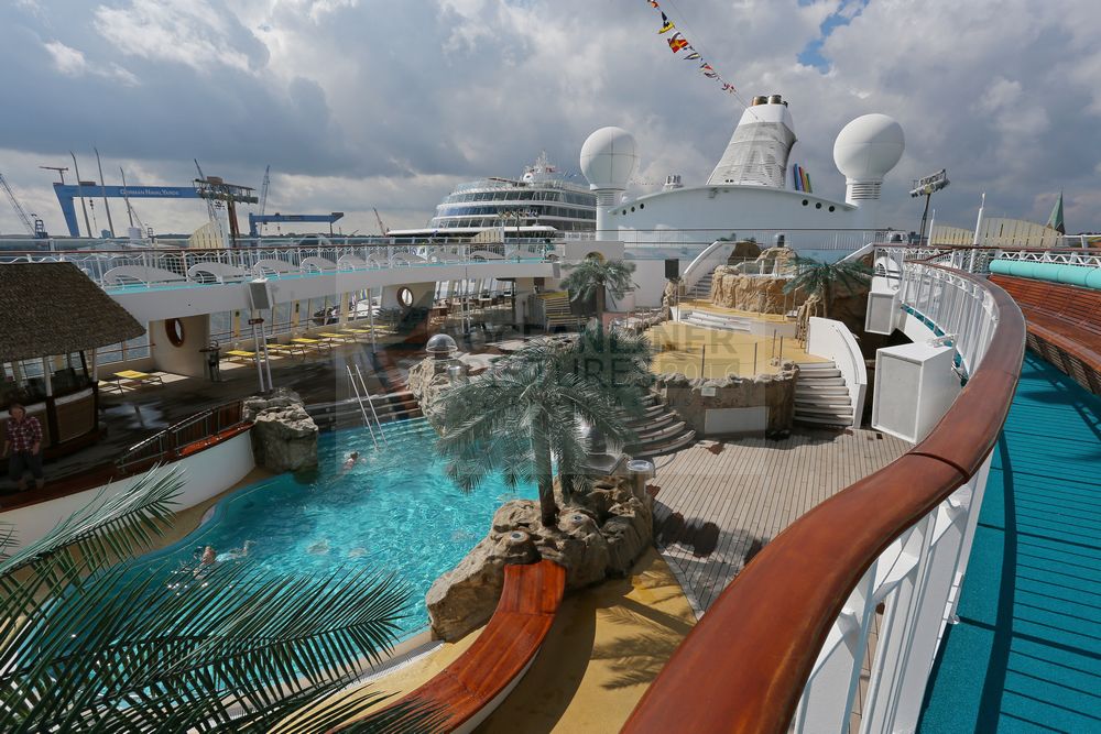 AIDAaura Blick auf Poolbereich und Sonnendecks AIDAaura Blick auf Poolbereich und Sonnendecks