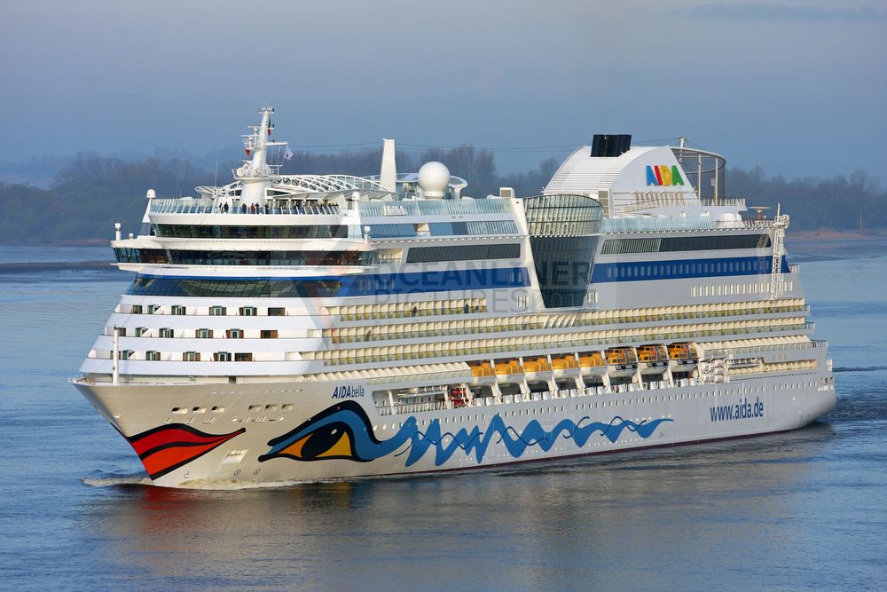 AIDAbella beim Erstanlauf in Hamburg 2008