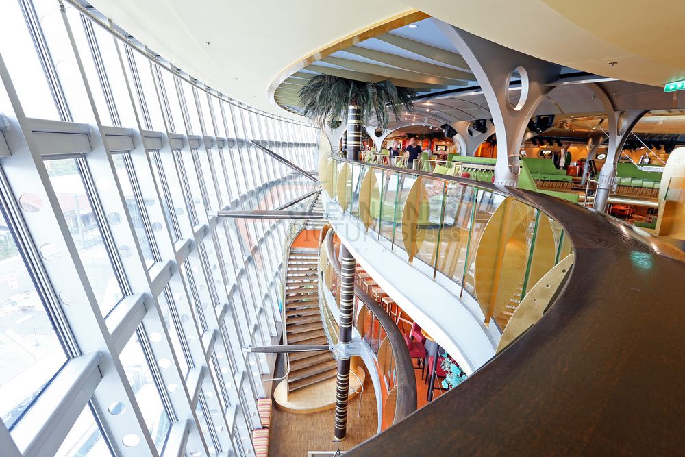 AIDAbella Glasfront beim Theatrium