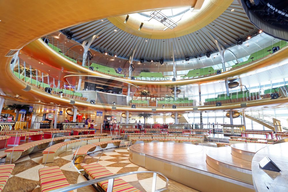 AIDAbella Theatrium Komplettansicht von Deck 9 aus