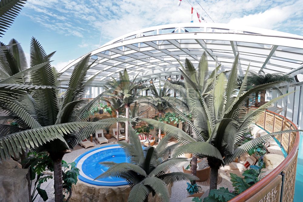 AIDAbella Wellness Oase mit auffahrbarem Glasdach