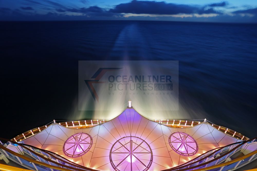 AIDAprima Fahrwasser und Lanai Bar nach Sonnenuntergang AIDAprima Fahrwasser und Lanai Bar nach Sonnenuntergang