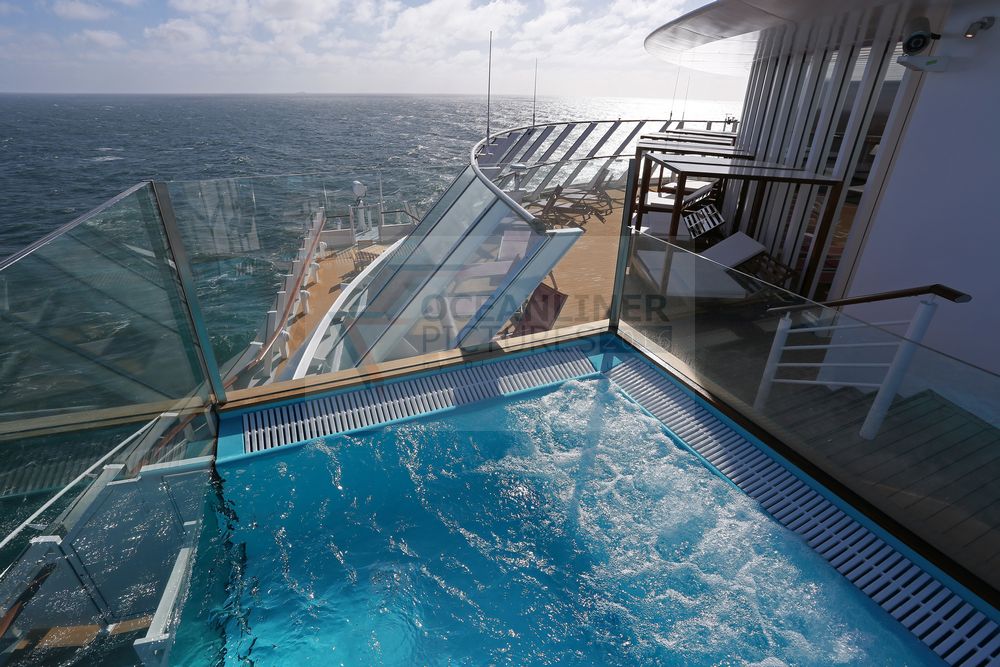 AIDAprima Infinity-Pool mit Bugblick auf Patiodeck AIDAprima Infinity-Pool mit Bugblick auf Patiodeck