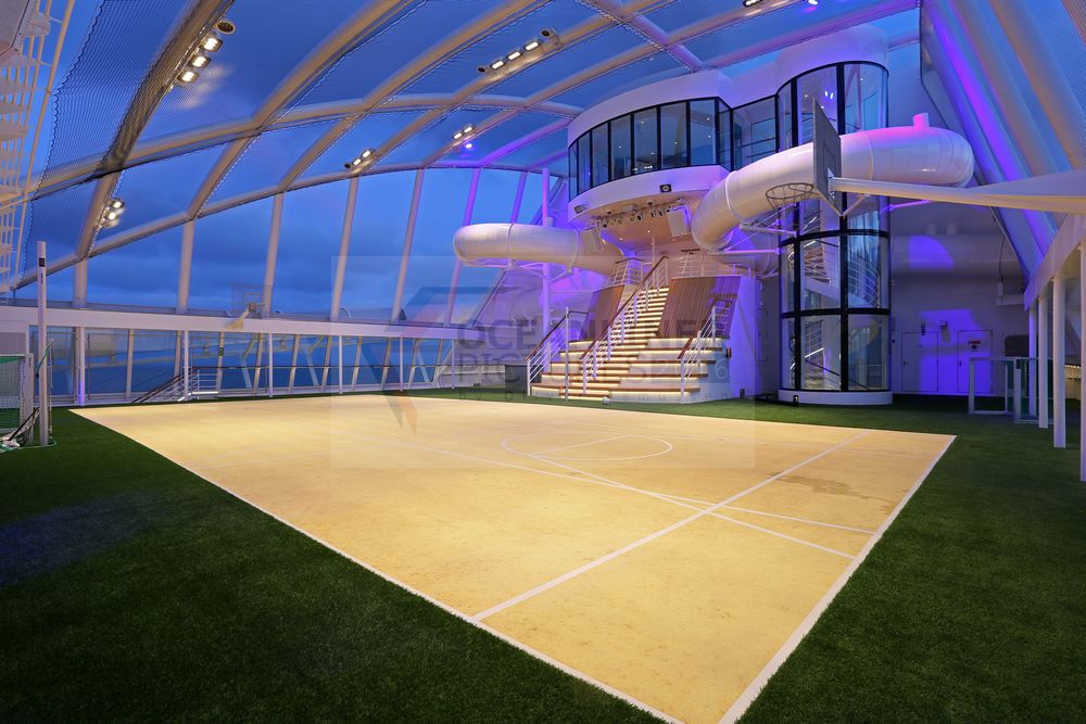 AIDAprima Sportaussendeck und Eisbahn im Winter AIDAprima Sportaussendeck und Eisbahn im Winter