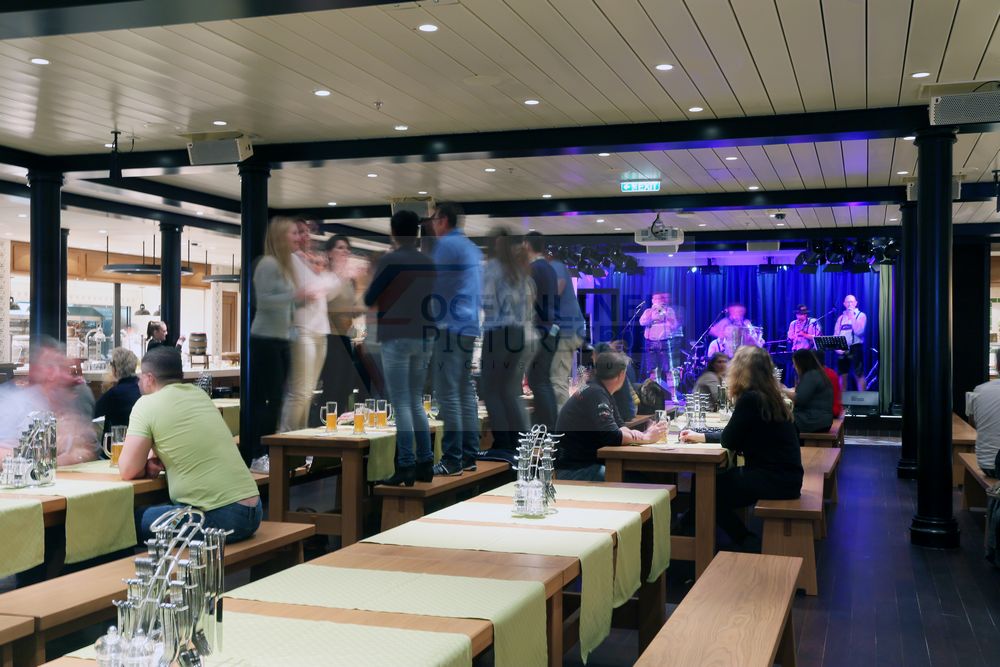 AIDAprima Tanzen im Brauhaus mittags AIDAprima Tanzen im Brauhaus mittags