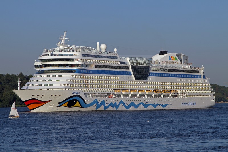 AIDAsol auslaufend Hamburg auf der Elbe AIDAsol auslaufend Hamburg auf der Elbe