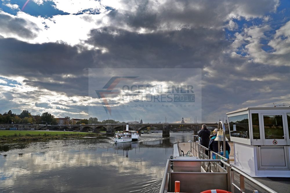 Albertbrücke mit Raddampfer Dresden in Dresden