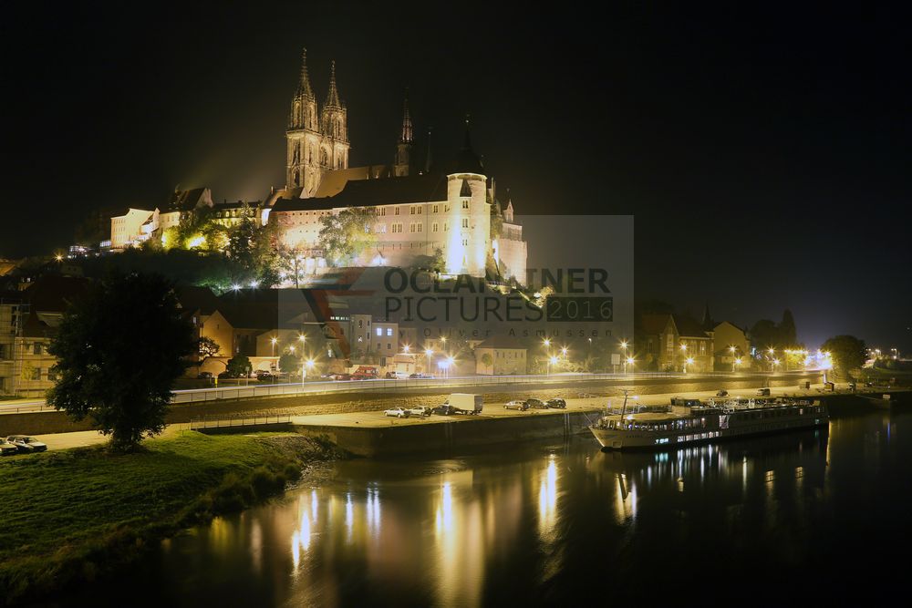 Albrechtsburg und Dom zu Meissen mit MS Saxonia bei Dunkelheit