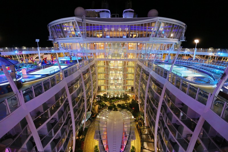 Allure of the Seas Blick auf Central Park und Suite Lounge bei Nacht