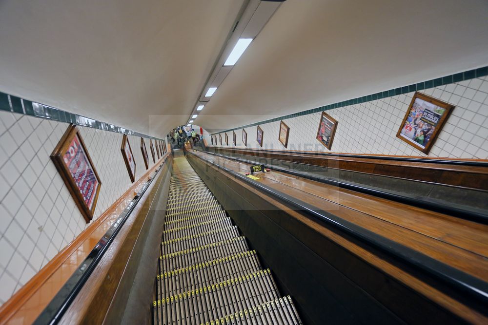 alte, hölzerne Rolltreppen im Sint-Annatunnel Antwerpen