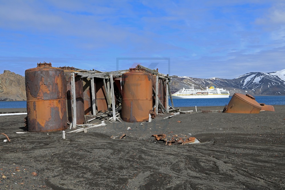 Alte Kessel einer Trankocherei auf Deception Island in der Antarktis