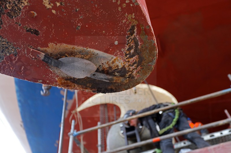 alte Zinkanode am Ruderblatt der MS Artania 22.10.2014 alte Zinkanode am Ruderblatt der MS Artania 22.10.2014