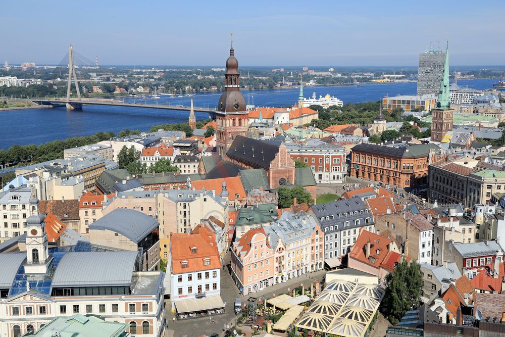 Altstadt Riga und MS Hamburg Blick von Petrikirche Altstadt Riga und MS Hamburg Blick von Petrikirche