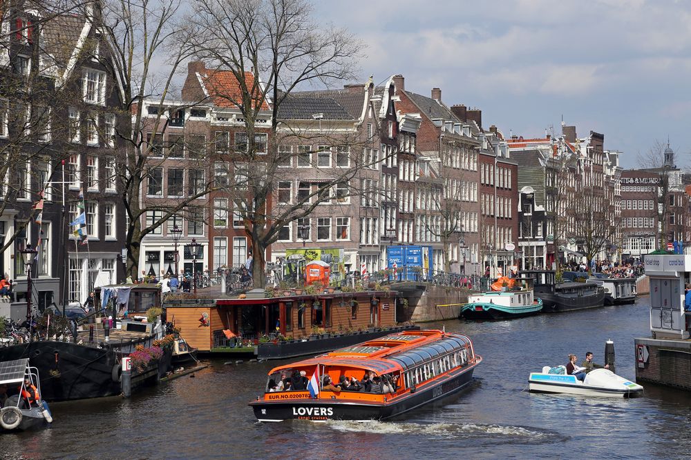 Amsterdam Prinsengracht mit Wohnbooten und Rundfahrtboot
