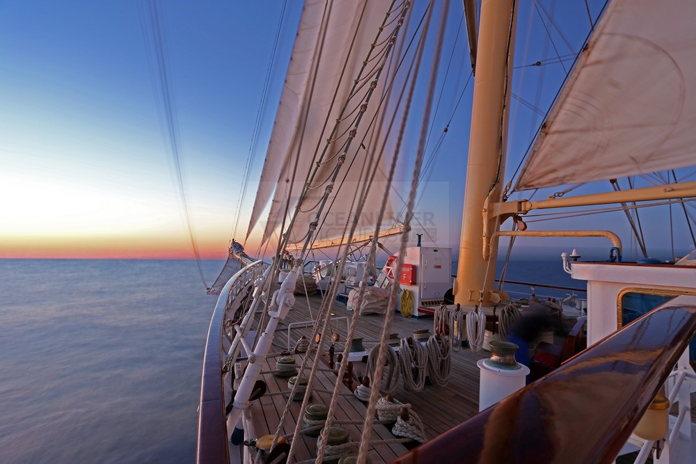 an Deck der Star Flyer nach Sonnenuntergang