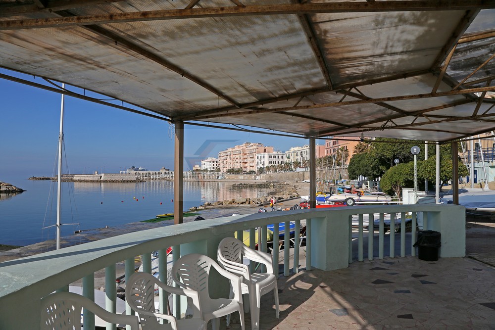 an der Wasserfront in Civitavecchia