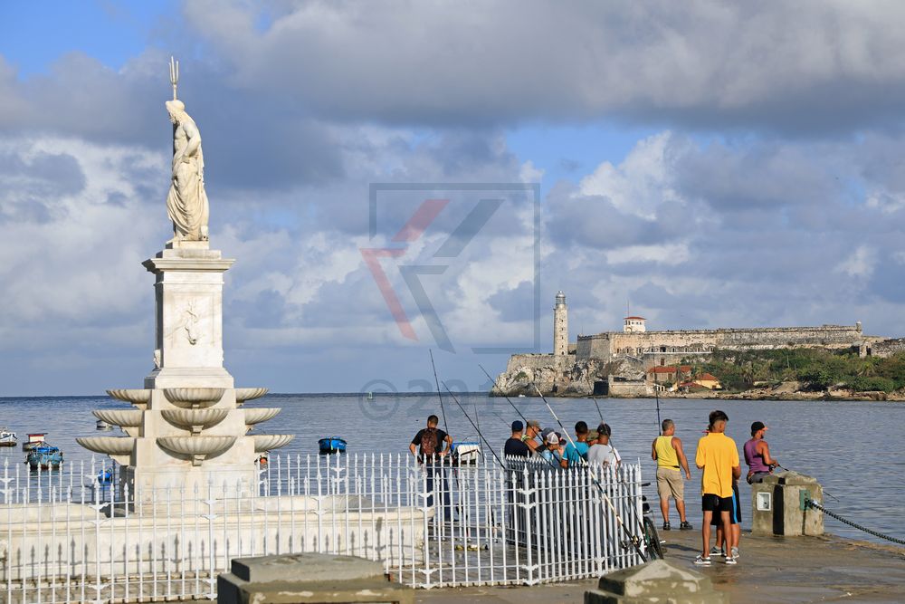 Angler an der Uferstrasse Malecón in Havanna