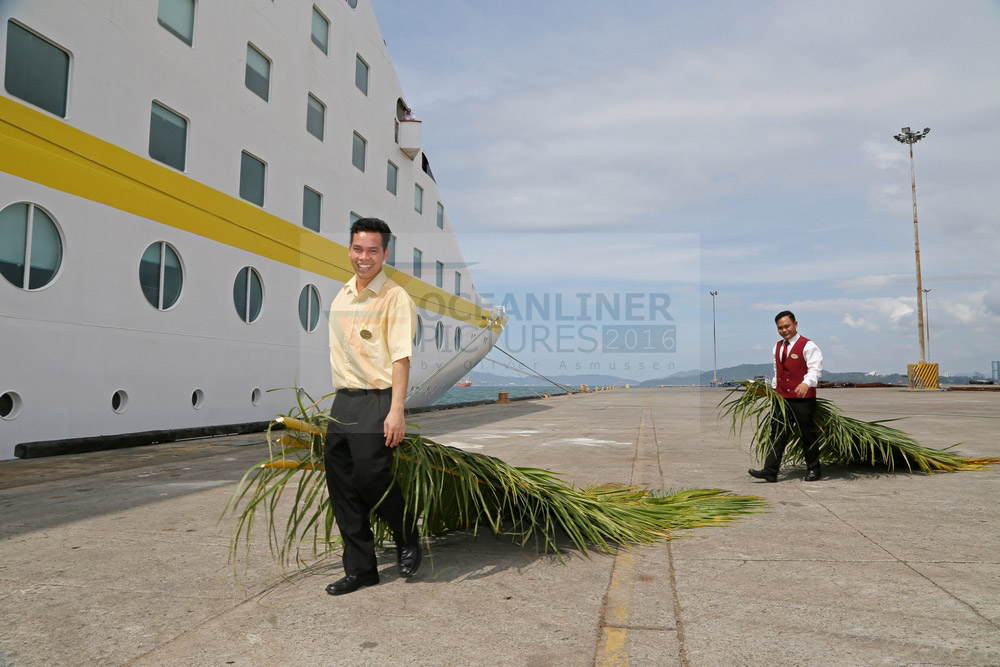 Anlieferung der Dekoration für Poolparty MS Hamburg 17.02.2016