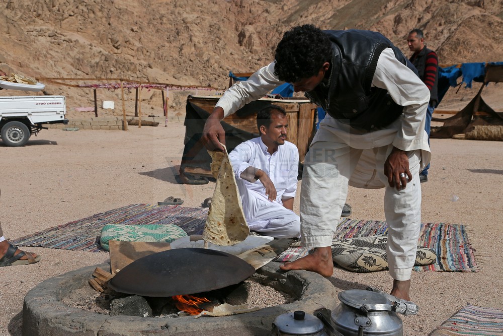 arabisches Fladenbrot, das Chubz wird gebacken arabisches Fladenbrot, das Chubz wird gebacken
