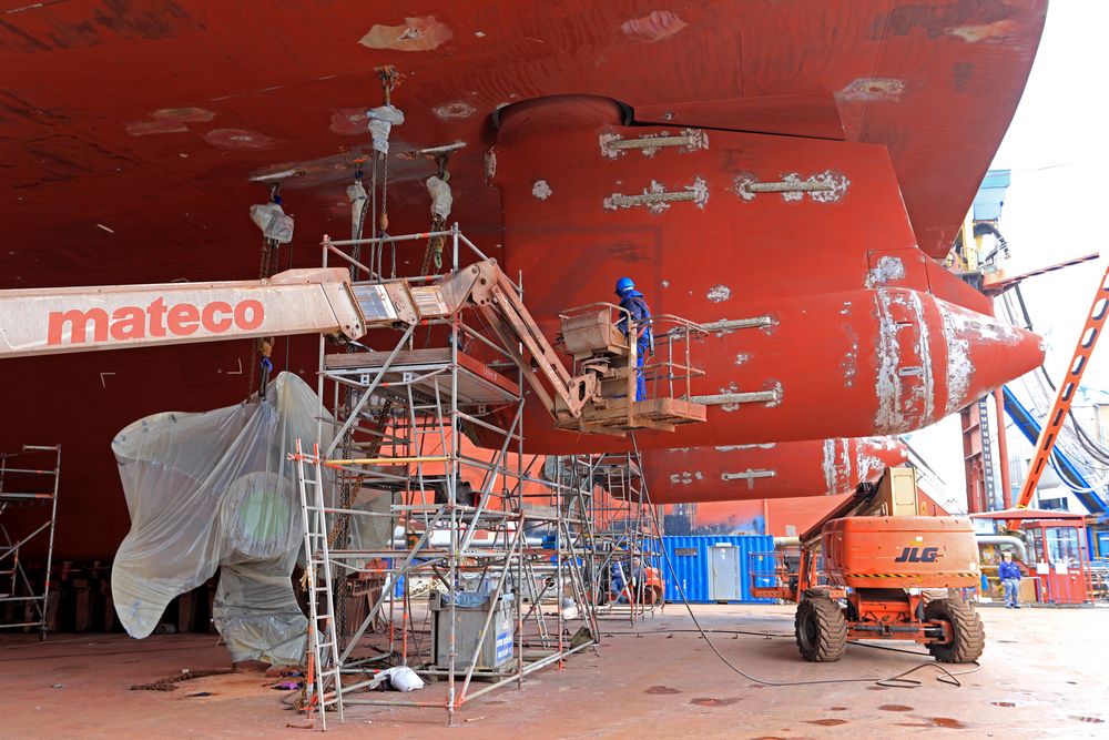 Arbeiten an Azipods und Propellern MS Europa 2 in der Werft Arbeiten an Azipods und Propellern MS Europa 2 in der Werft