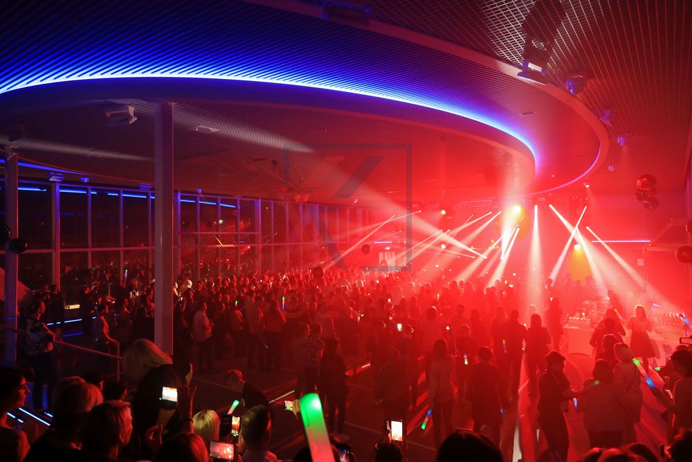 Arena Party abends neue Mein Schiff 2
