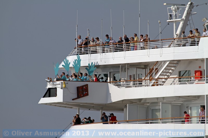 Winkehände MS Artania 29. Juli 2013 Bremerhaven