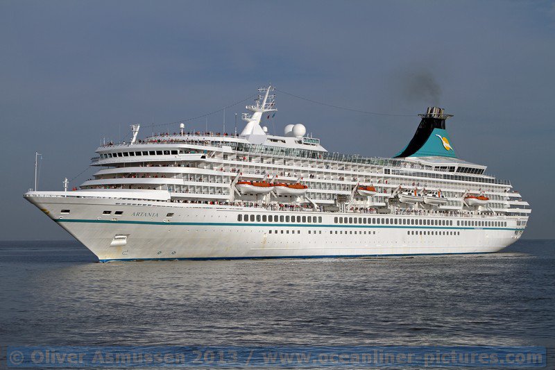 Artania bei ihrer Ankunft in Bremerhaven Artania bei ihrer Ankunft in Bremerhaven