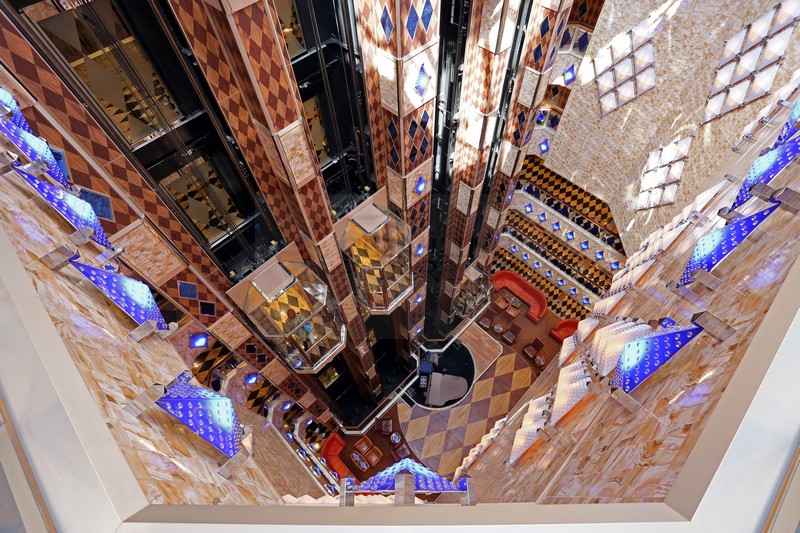 Atrium Costa Favolosa von Deck 9 aus gesehen Atrium Costa Favolosa von Deck 9 aus gesehen