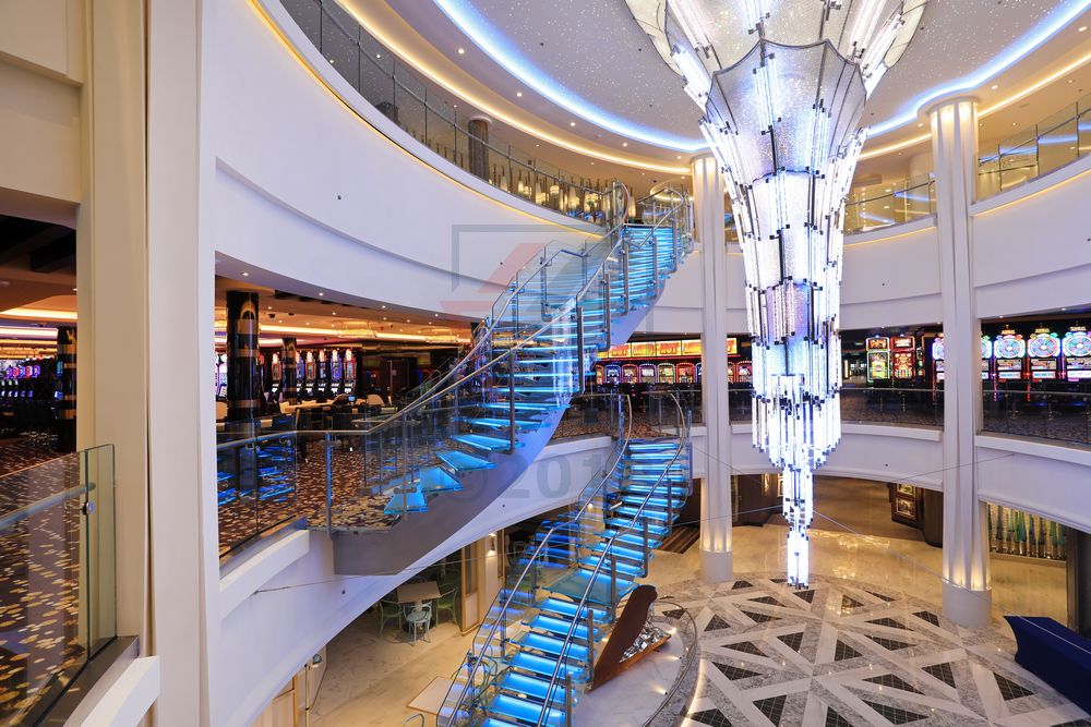 Atrium mit Kronleuchter Norwegian Bliss