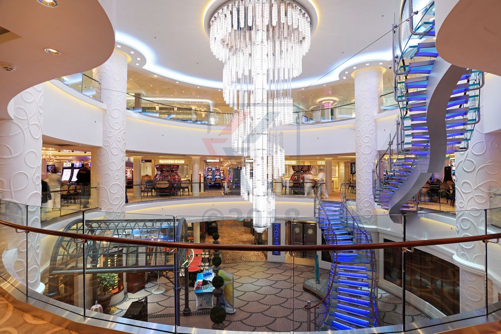 Atrium mit Kronleuchter Norwegian Breakaway