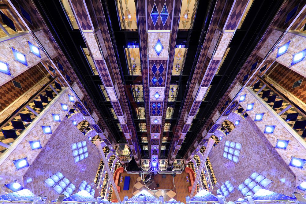 Atrium und Fahrstühle Costa Favolosa