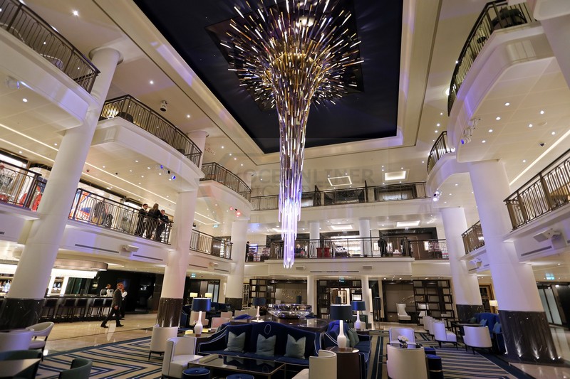 Atrium und starburst Kronleuchter MS Britannia