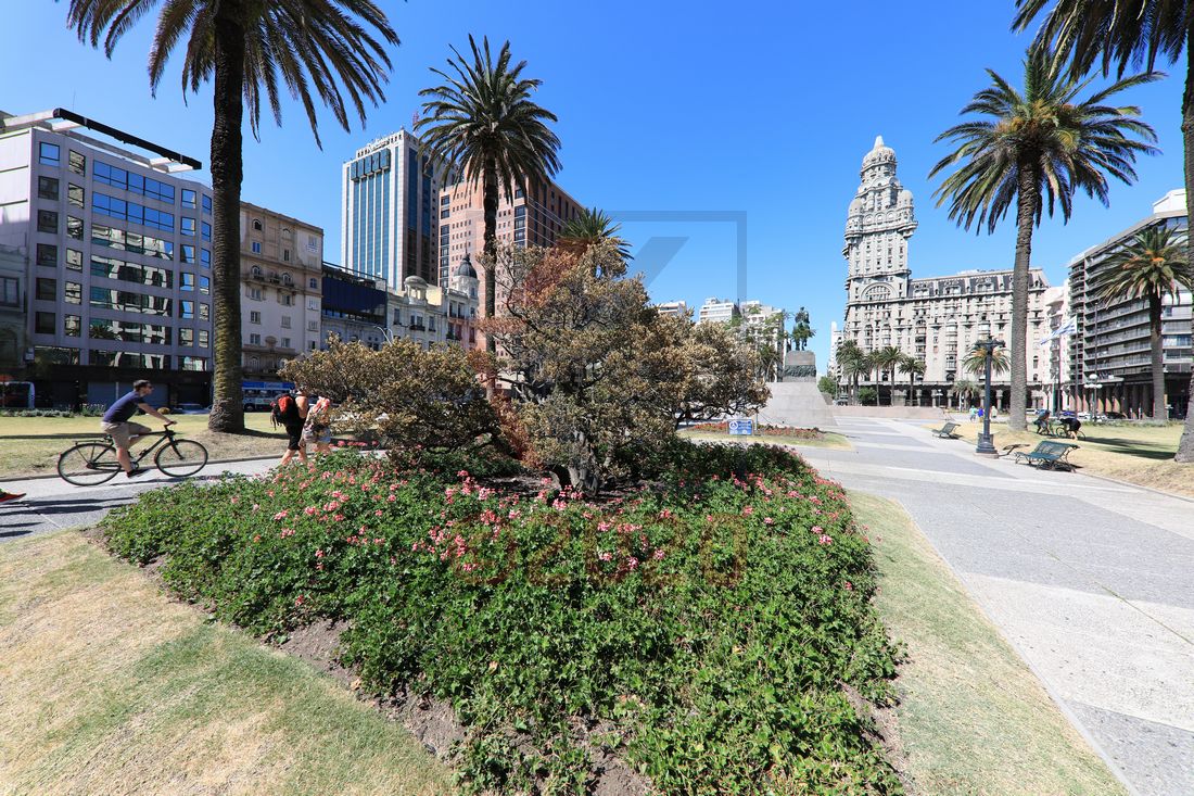 Auf dem Plaza Independencia Montevideo mit Palacio Salvo
