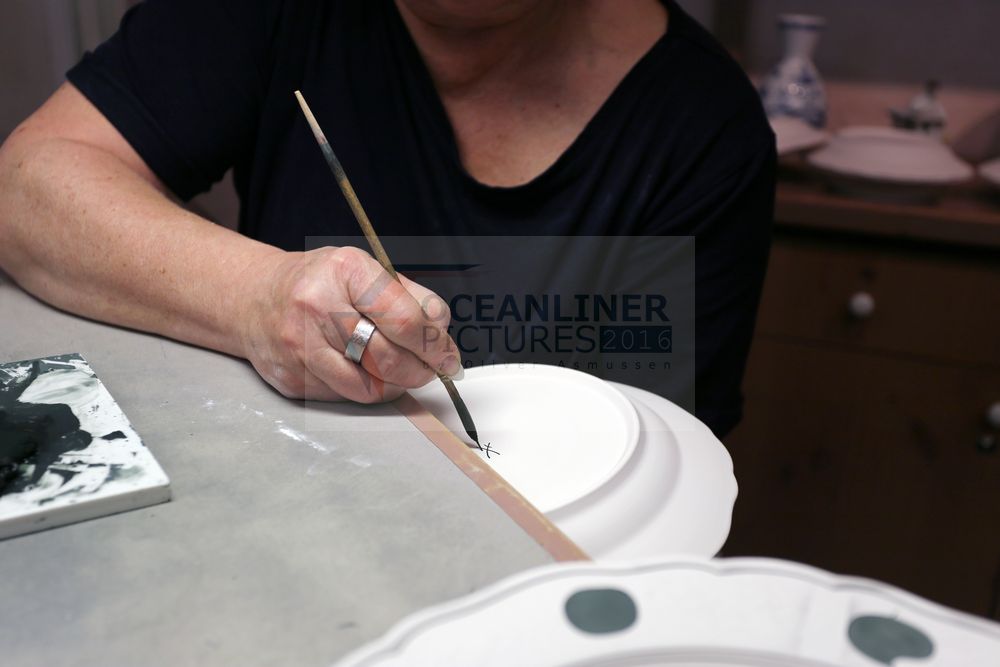 aufbringen der gekreuzten Schwerter in der Unterglasurmalerei Porzellan-Manufaktur Meissen aufbringen der gekreuzten Schwerter in der Unterglasurmalerei Porzellan-Manufaktur Meissen