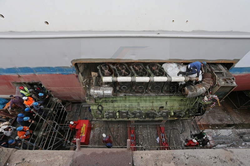 Ausbau Hauptmaschine 1 MS Artania