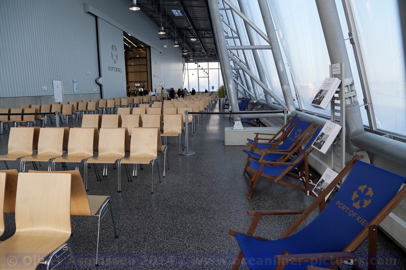 Ausreichend Sitzmöglichkeiten im Passagierpavillon Ostuferhafen Kiel Ausreichend Sitzmöglichkeiten im Passagierpavillon Ostuferhafen Kiel